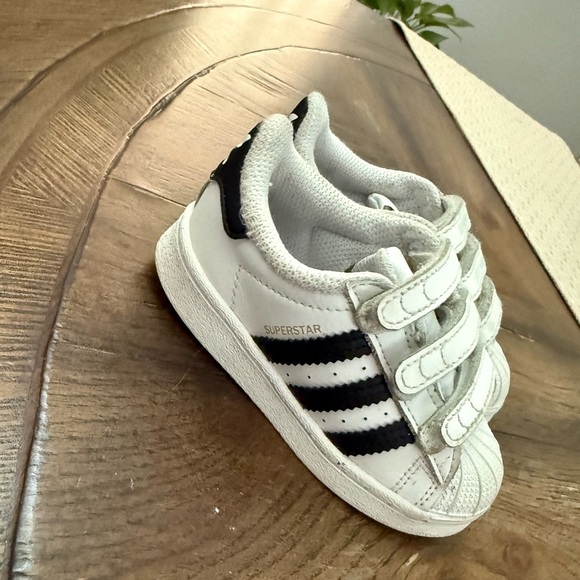 Adidas White Superstar Sneakers with Velcro Straps Size 6 - Picture 2 of 5